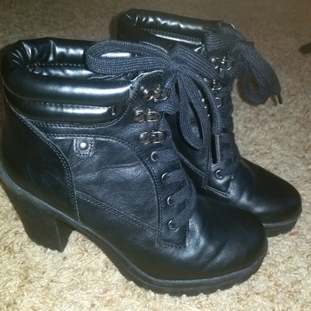 Woman black heel Ankle boots booties Size 8
